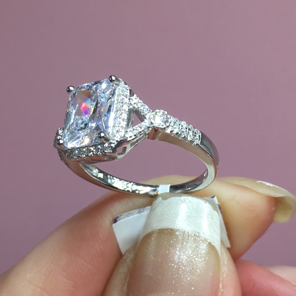 18k white gold diamond ring cushion halo wedding - Picture 2 of 8